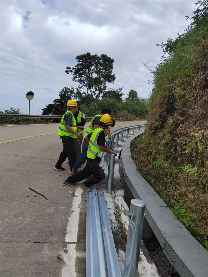 高速公路选择安装护栏板的重要性