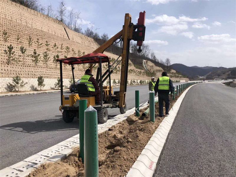 波形护栏板施工