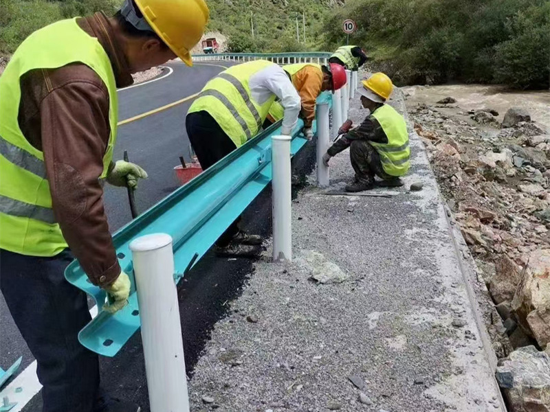 选购高速公路波形护栏板时要注意的事项