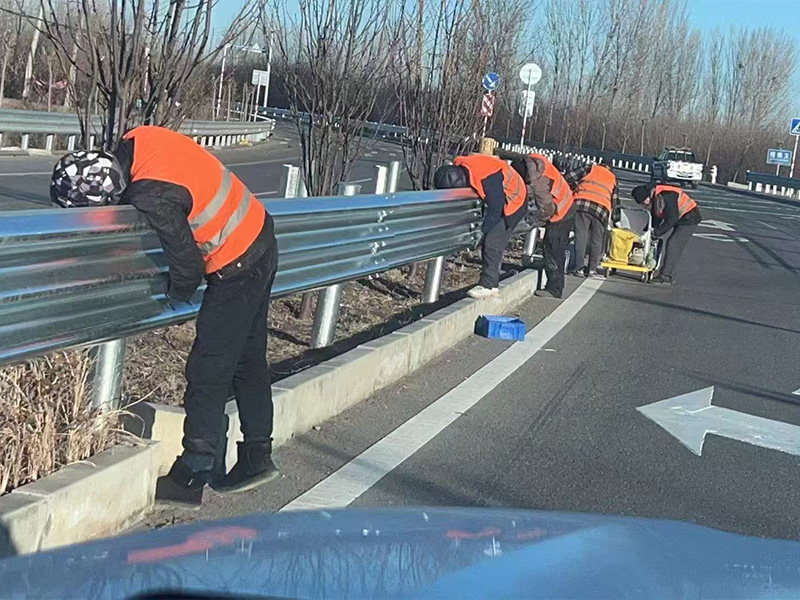高速公路波形护栏板和乡村公路波形护栏板的价格差异原因