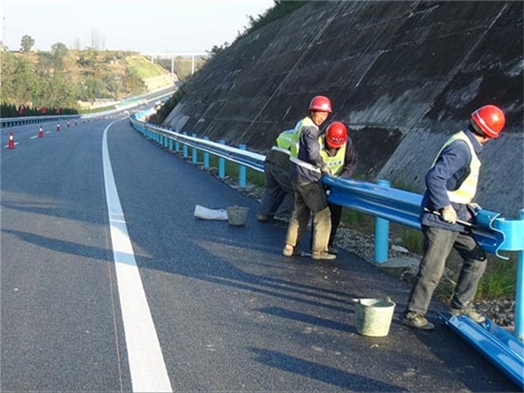 道路护栏板施工的注意事项